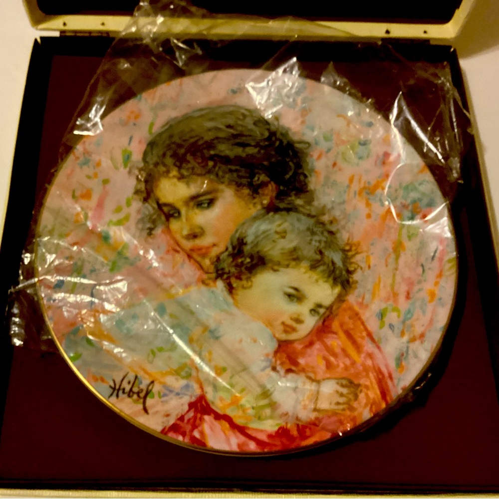 Boxed Royal Doulton, Marilyn and Child Vintage Plate